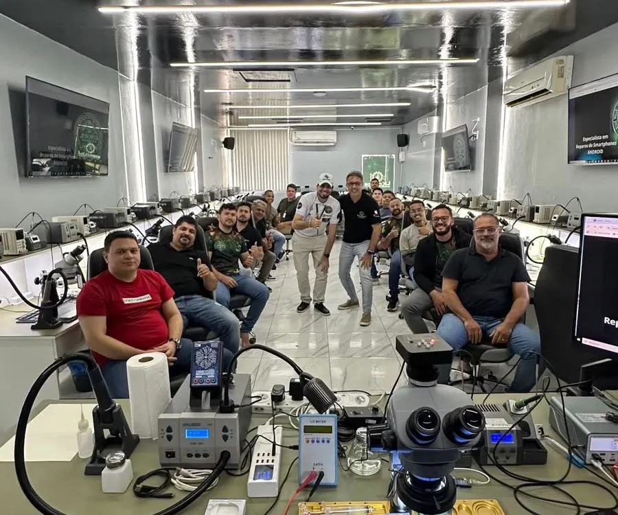 Turma do curso de manutenção de celulares Android na sala de bancadas da LK Cursos, em Vitória de Santo Antão